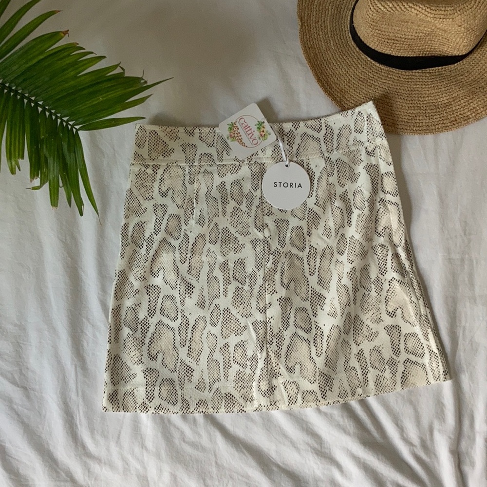 Storia Mini skirt | white snake